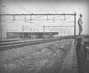 886020 Gezicht op het nieuwe emplacement te Eindhoven, met op de achtergrond de perrons en de perronoverkapping en ...